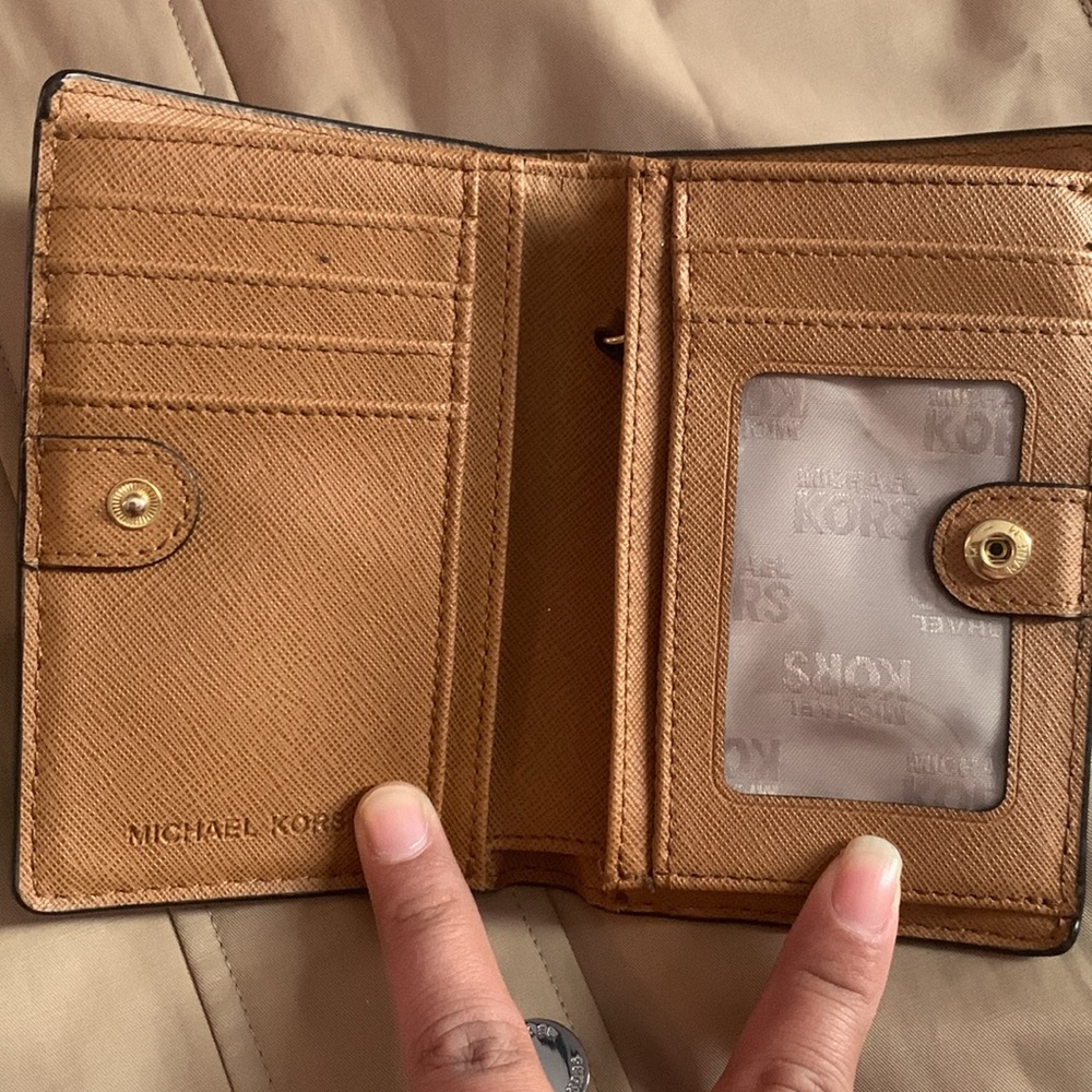 Michael Kors bi-fold wallet - Picture 2 of 6